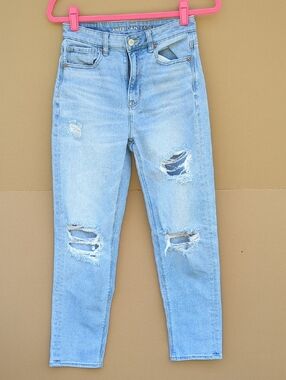 American Eagle Straight Leg Mom Jeans 2 Blue Light Wash Distressed Zip Comfy